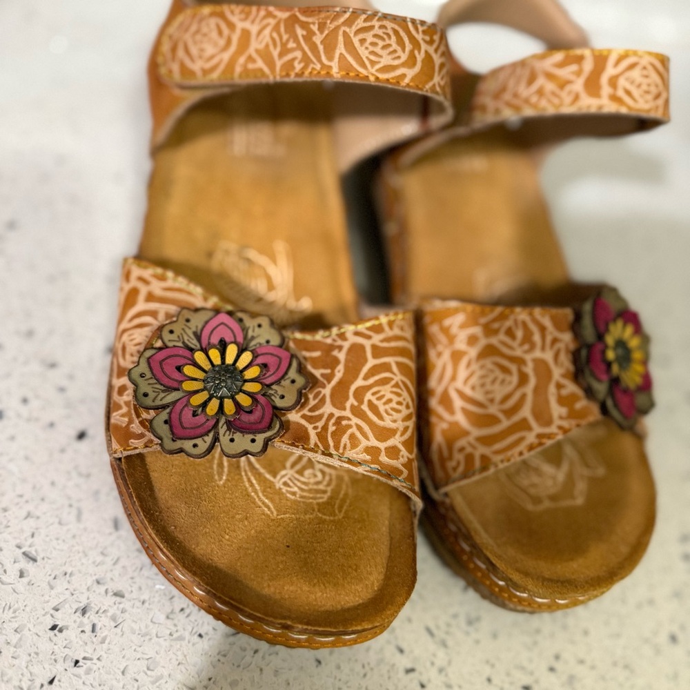 L’Artiste Spring Step Floral Tan Leather Wedges - Picture 8 of 9